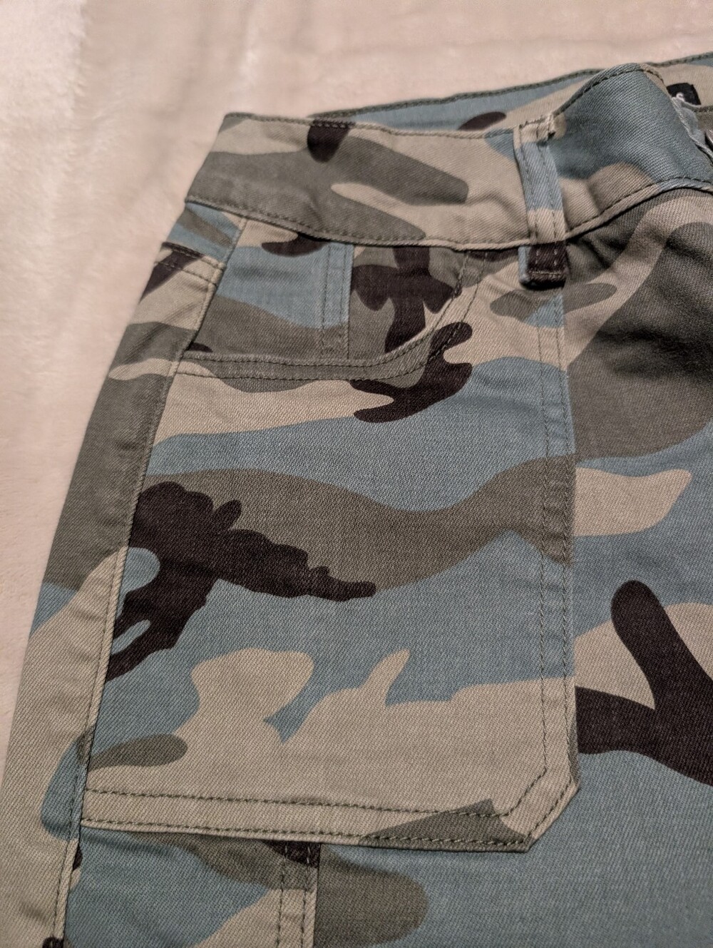 Flamingals Camo Print Patch Pocket Mid Rise Bermuda Shorts NWT Large - Picture 7 of 12